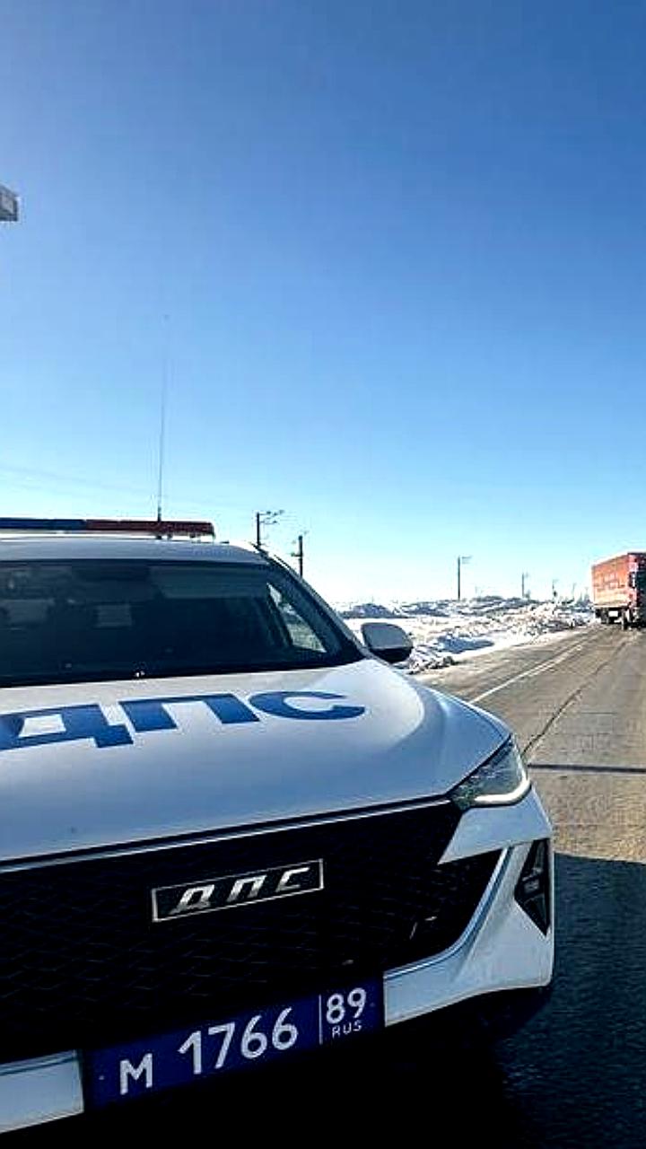 Полицейские помогают водителям в сложных ситуациях на дорогах