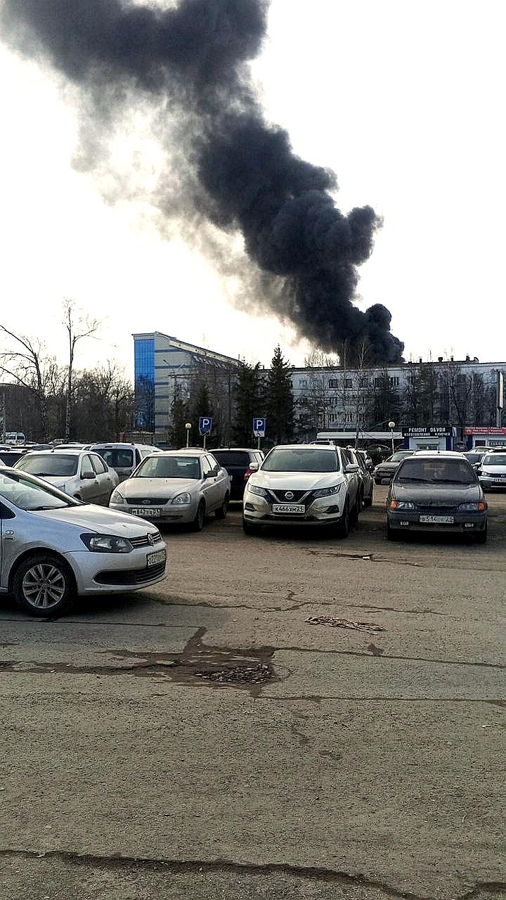 Пожар в магазине «Доступный дом» в Кизилюрте: пожарные на месте