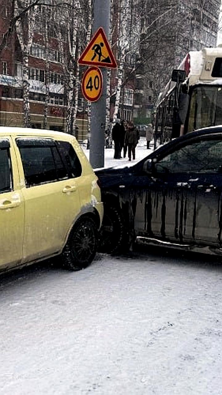 ДТП в Томске: столкновение четырех автомобилей и троллейбуса