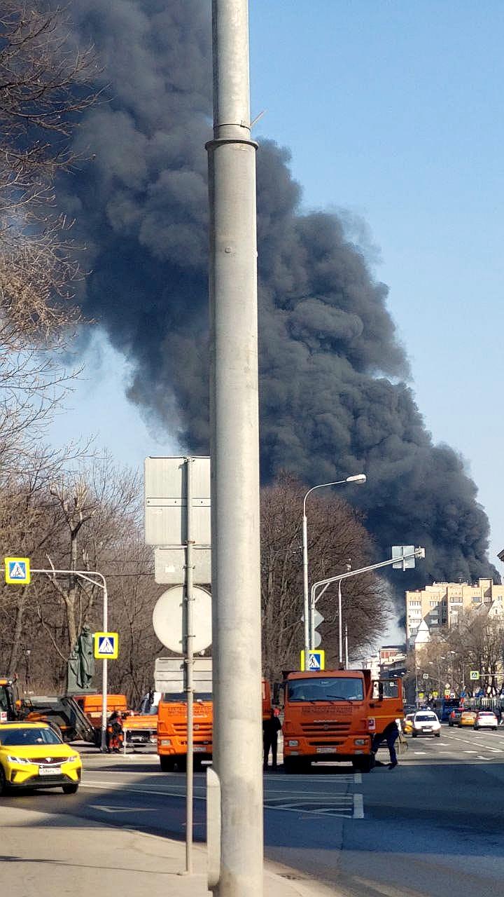 Пожар в элитном ЖК 'Роза Росса' в Москве: верхние этажи охвачены огнем