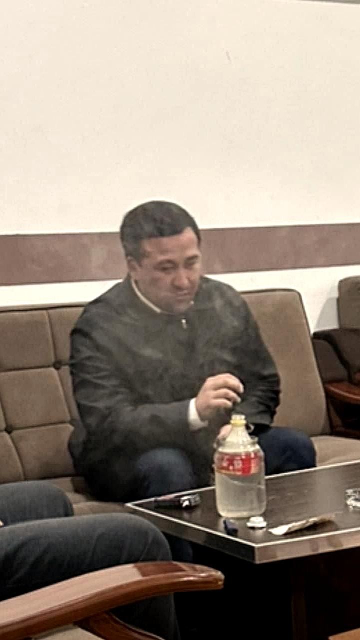 Чиновник в Андижане попался на курении гашиша на рабочем месте
