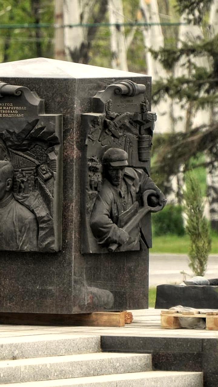 В Мариуполе продолжается строительство стелы «Город воинской славы» к 80-летию Победы
