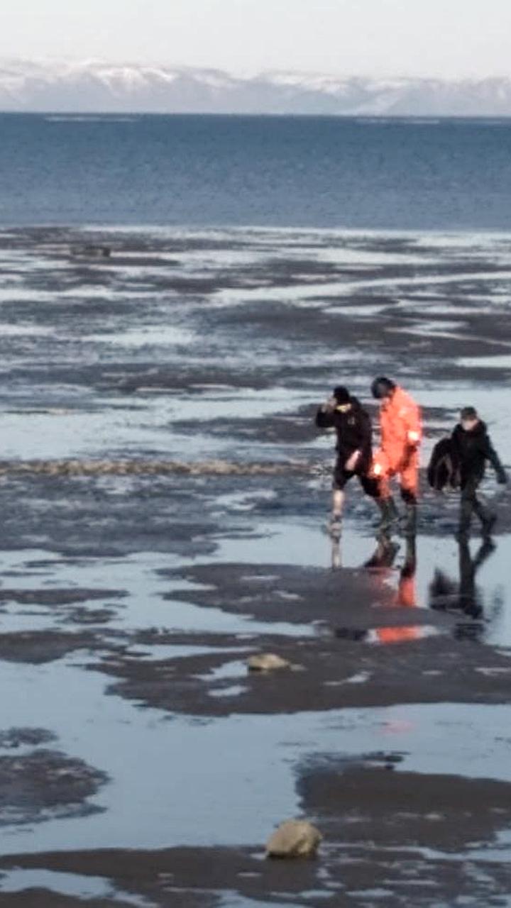 Спасение подростка в Магадане: нога застряла в иле