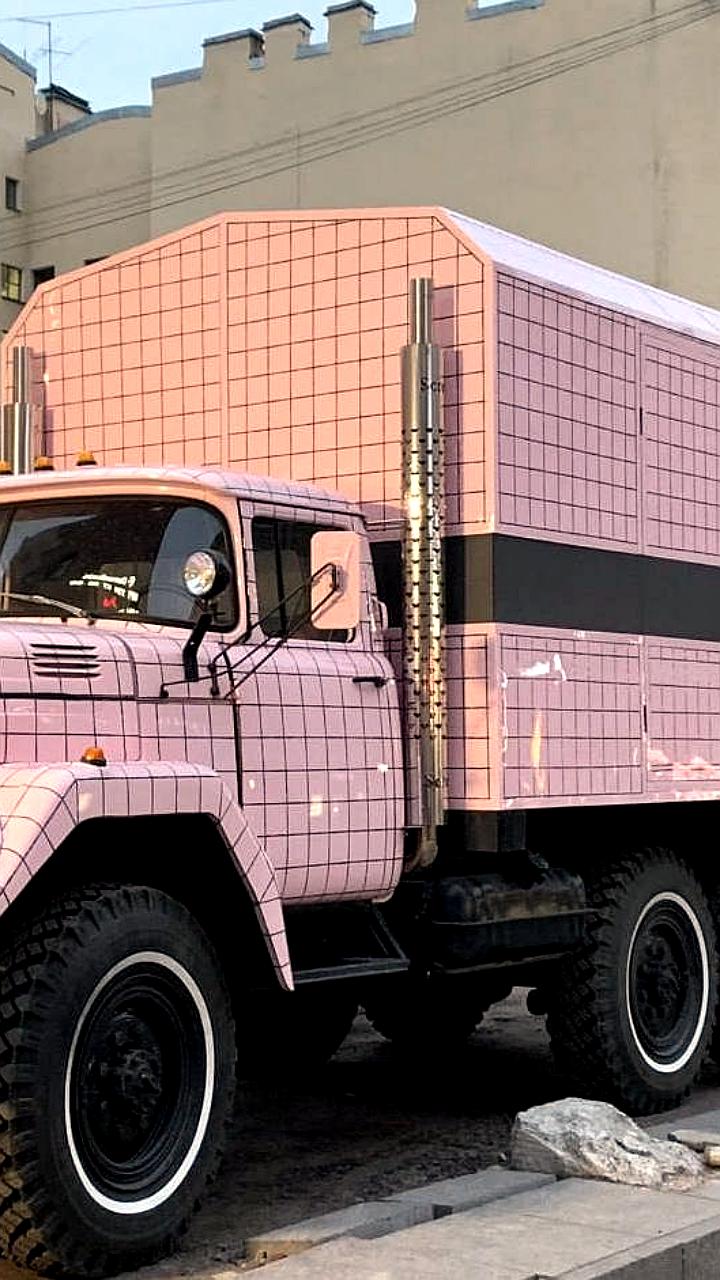 В Санкт-Петербурге замечен необычный автозак с именем Кристина