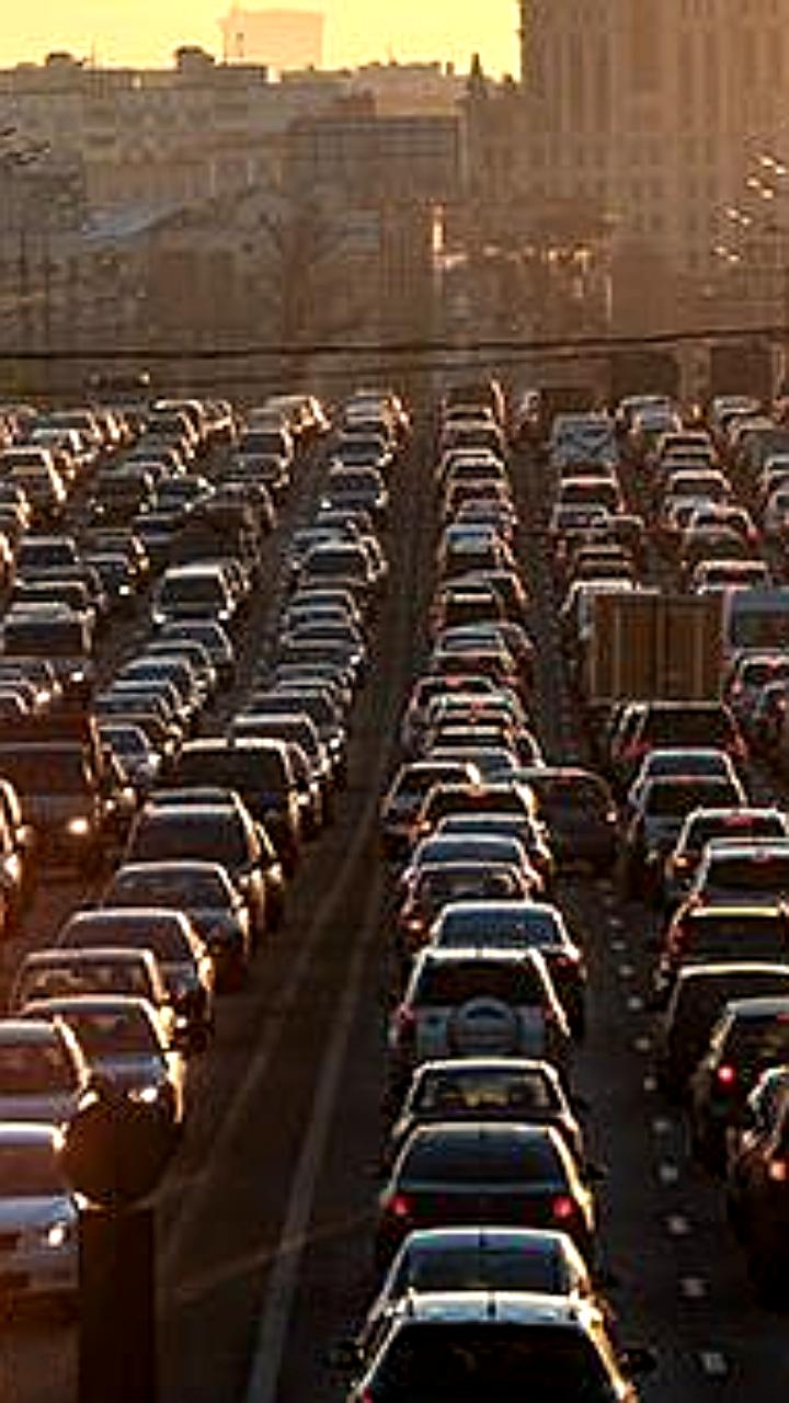 Москвичи готовятся к выезду за город на майские праздники: советы по времени выезда
