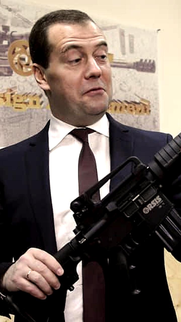 Медведев призывает к денацификации в Европе и созданию международного трибунала