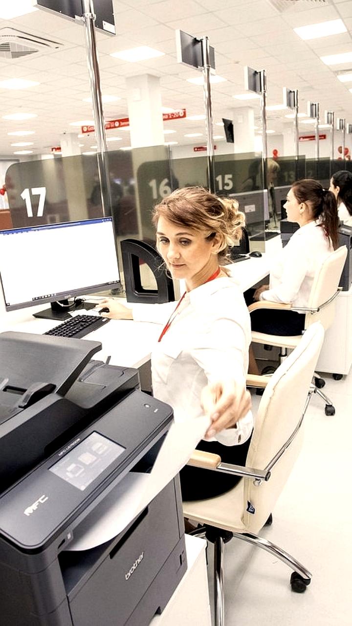 Изменения в графике работы соцучреждений и МФЦ в Москве и Курской области в майские праздники