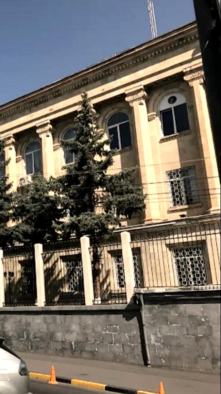 Книга соболезнований в посольстве Ирана в Армении в память о жертвах трагедии в порту Шахид Раджаи