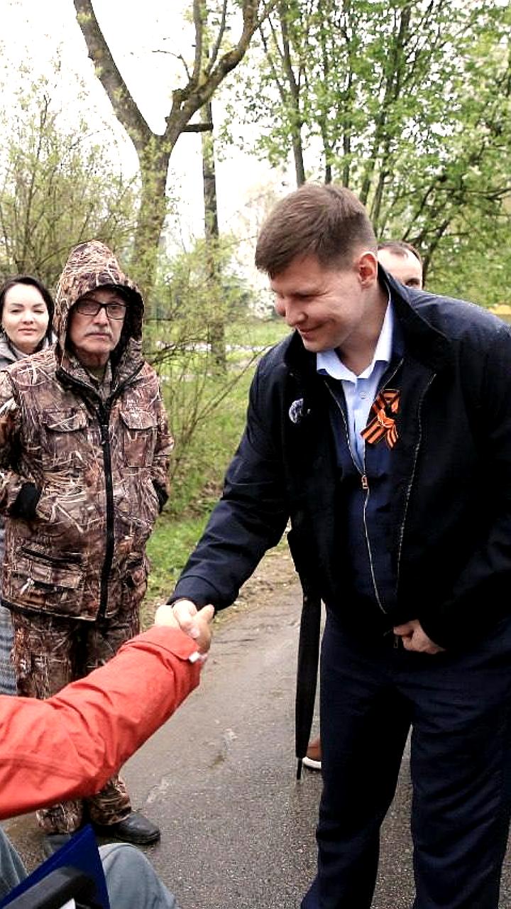 Благоустройство Петровского района Донецка: установка детской площадки и восстановление дороги