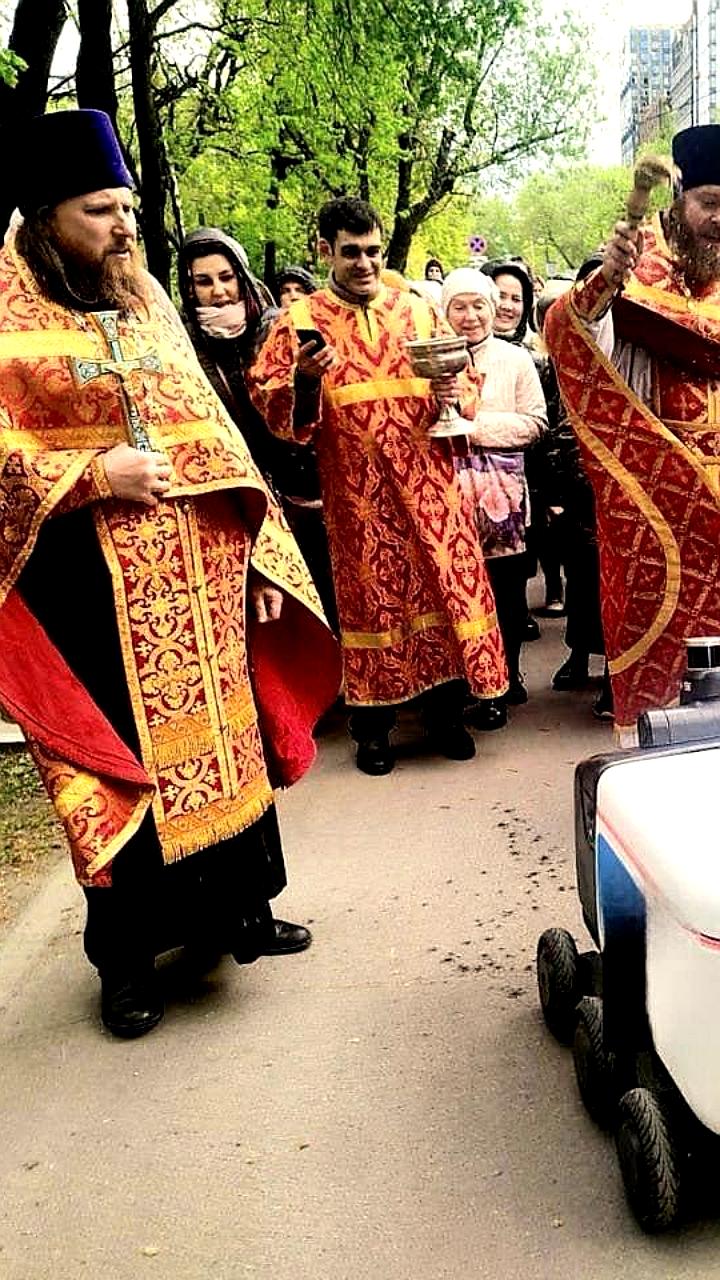 В Москве освятили робота-доставщика в Благовещенском храме