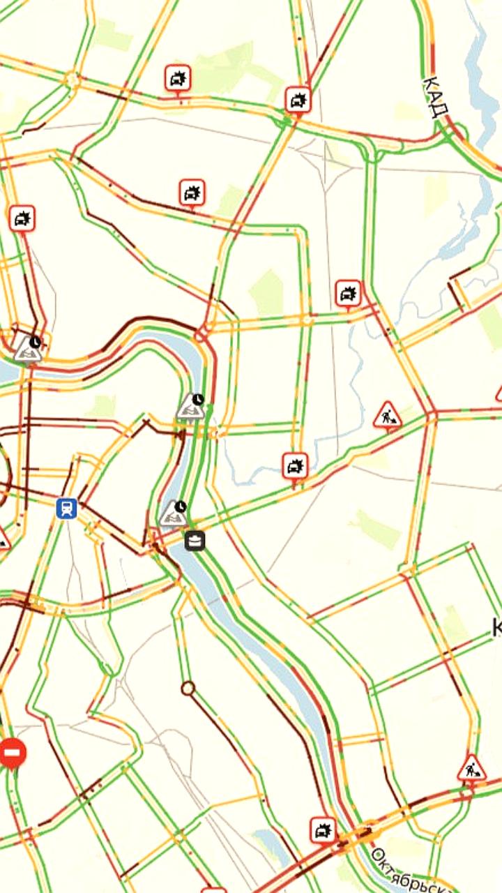 Пробки в центре Петербурга достигают семибалльного уровня