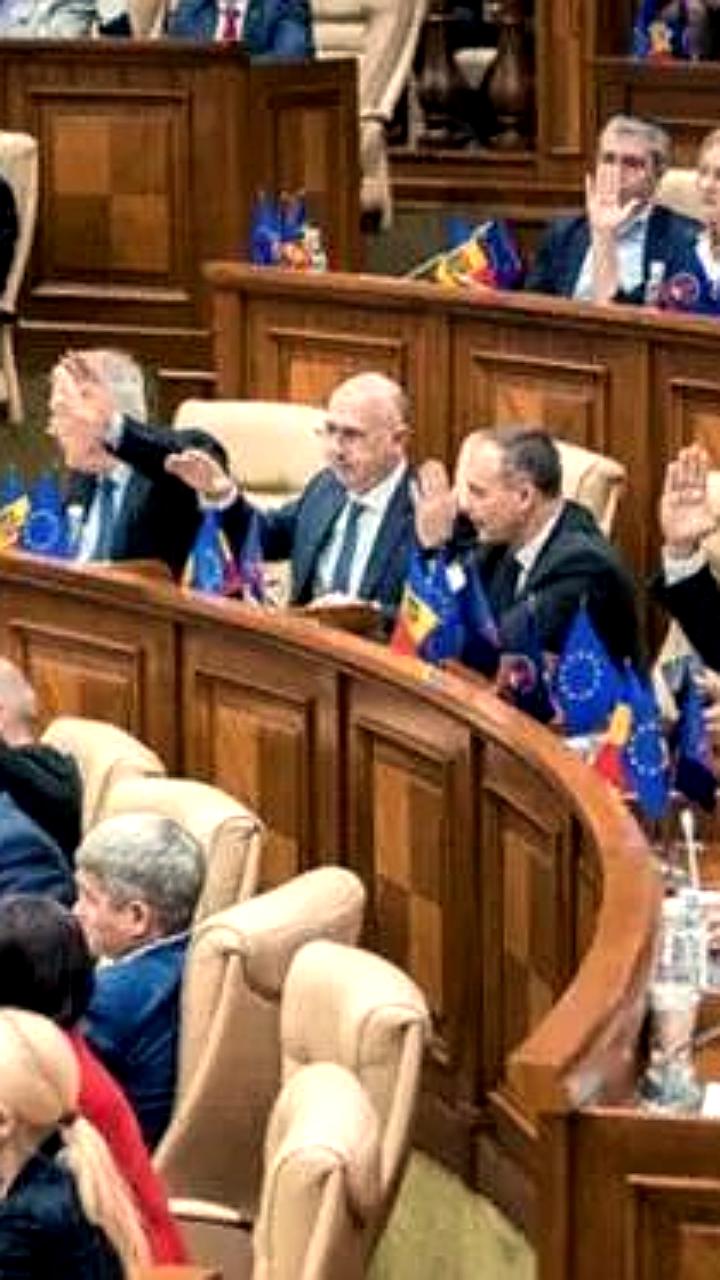 Кнессет обсуждает повышение зарплат депутатов на фоне сокращения выплат госслужащим
