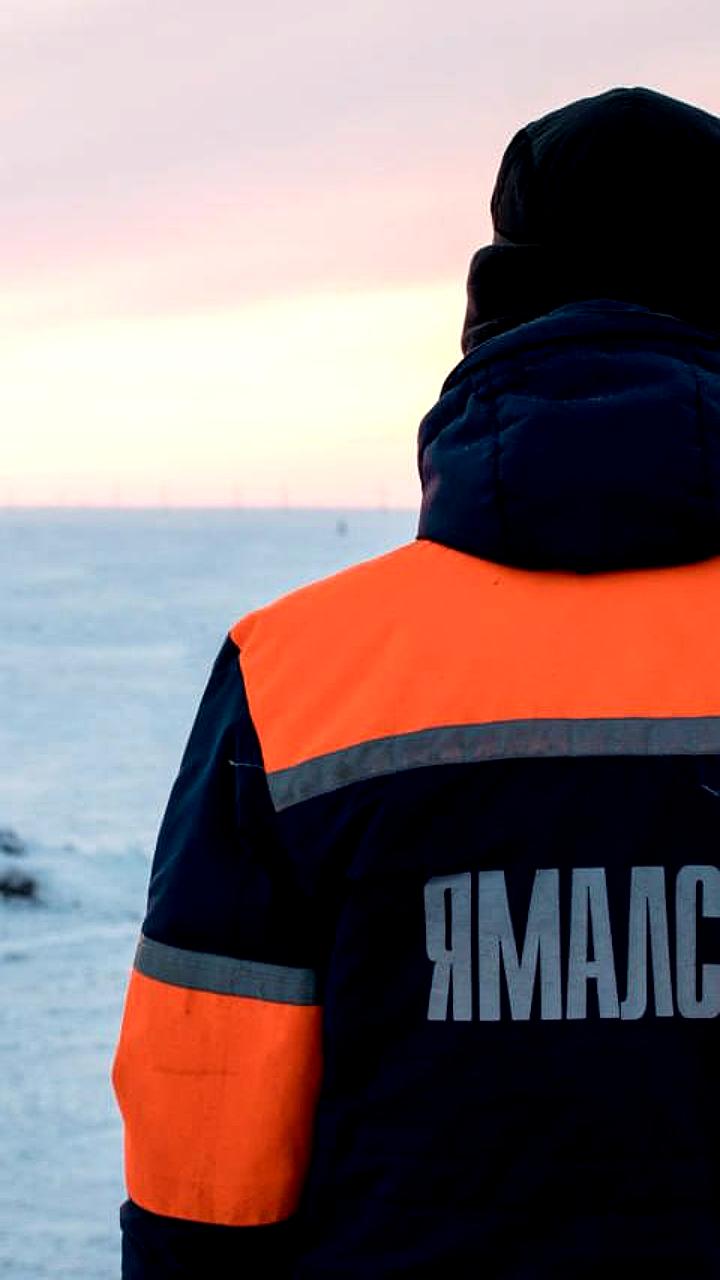 Два человека провалились в расщелину в горах ЯНАО, спасатели выехали на снегоходах