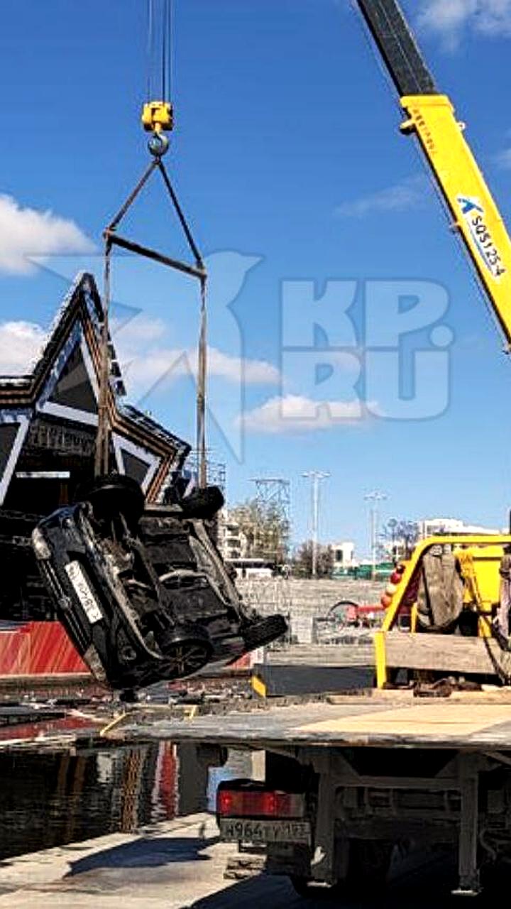 Автомобиль утонул в Исети в Екатеринбурге, никто не пострадал