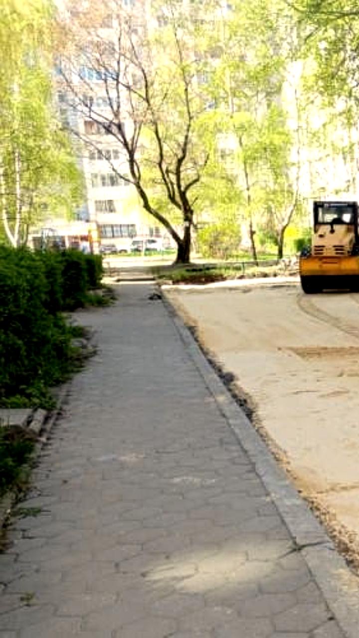 Благоустройство дворов в Цхинвале и Воронеже: новые бордюры и освещение