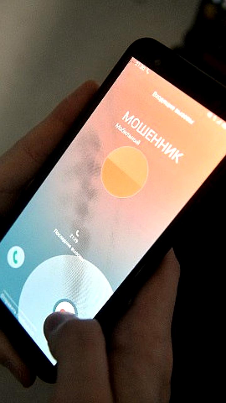 Мошенники обманули россиянку, заставив поджечь занавески и перевести деньги