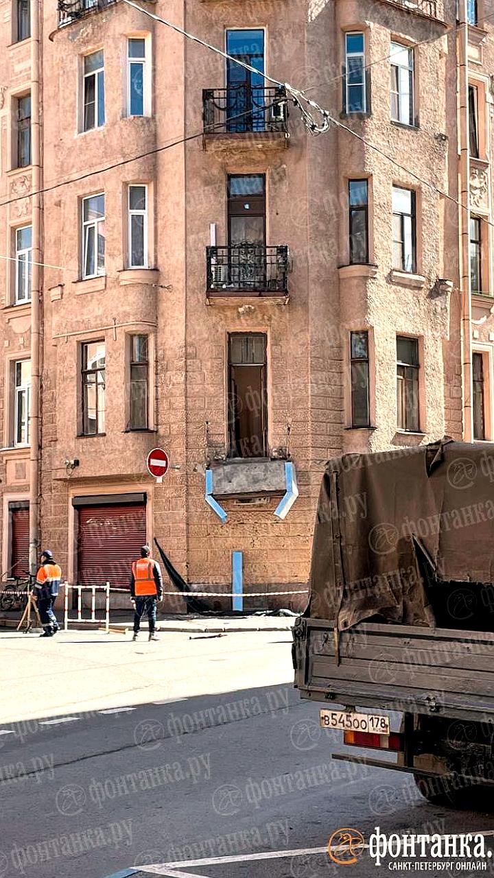 Рухнувший балкон на Малой Пушкарской: пострадали рабочие, начата проверка