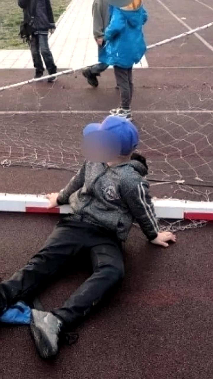 Несчастный случай на стадионе во Владивостоке: футбольные ворота упали на школьника