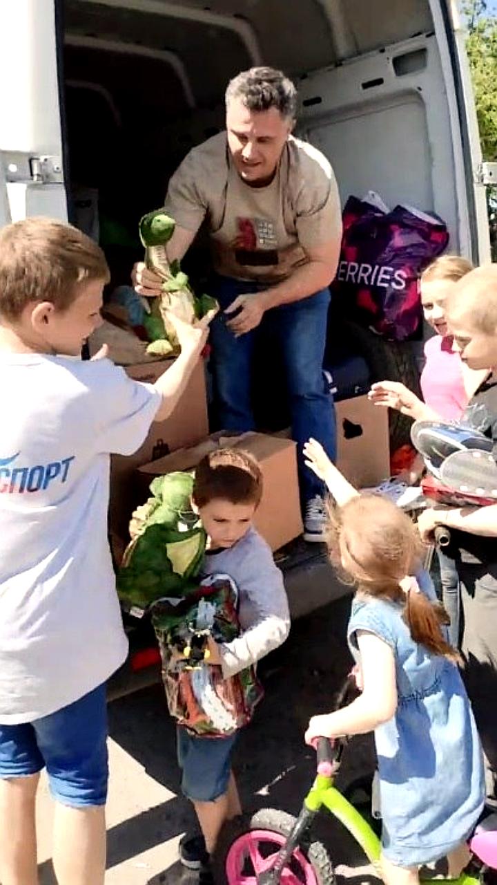 Волонтеры из Москвы и Миасса оказывают помощь детям Донбасса