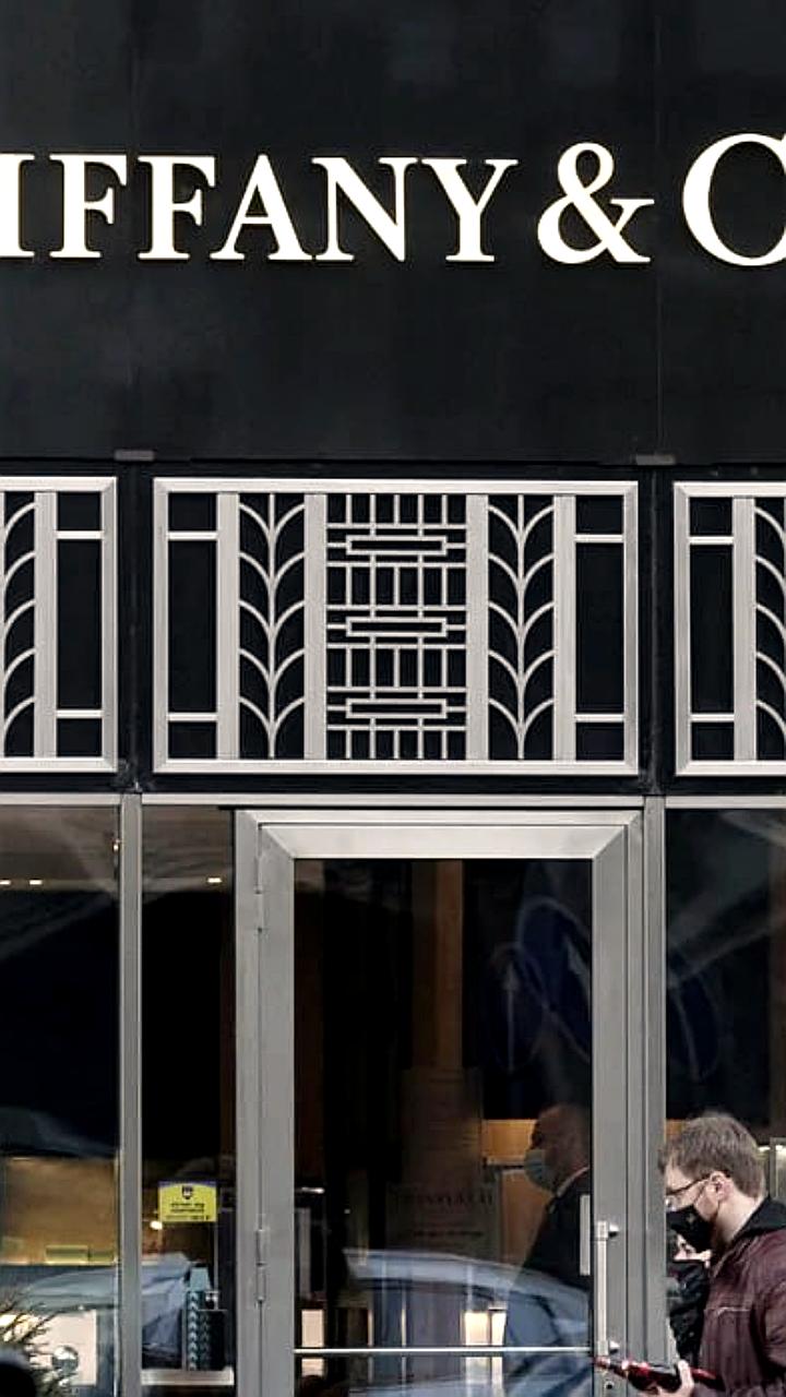 Richemont и Tiffany снижают выручку после закрытия бутиков в России