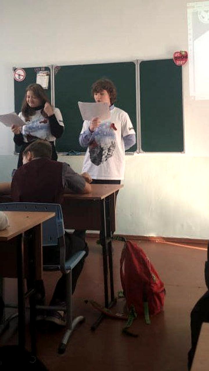Волонтеры и депутаты раздают Георгиевские ленты в преддверии Дня Победы