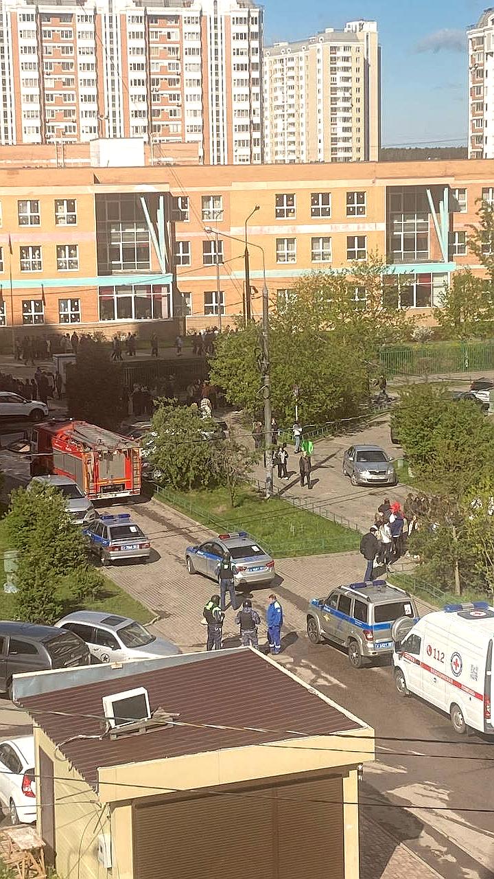 Эвакуация школы №10 в Лобне после угрозы