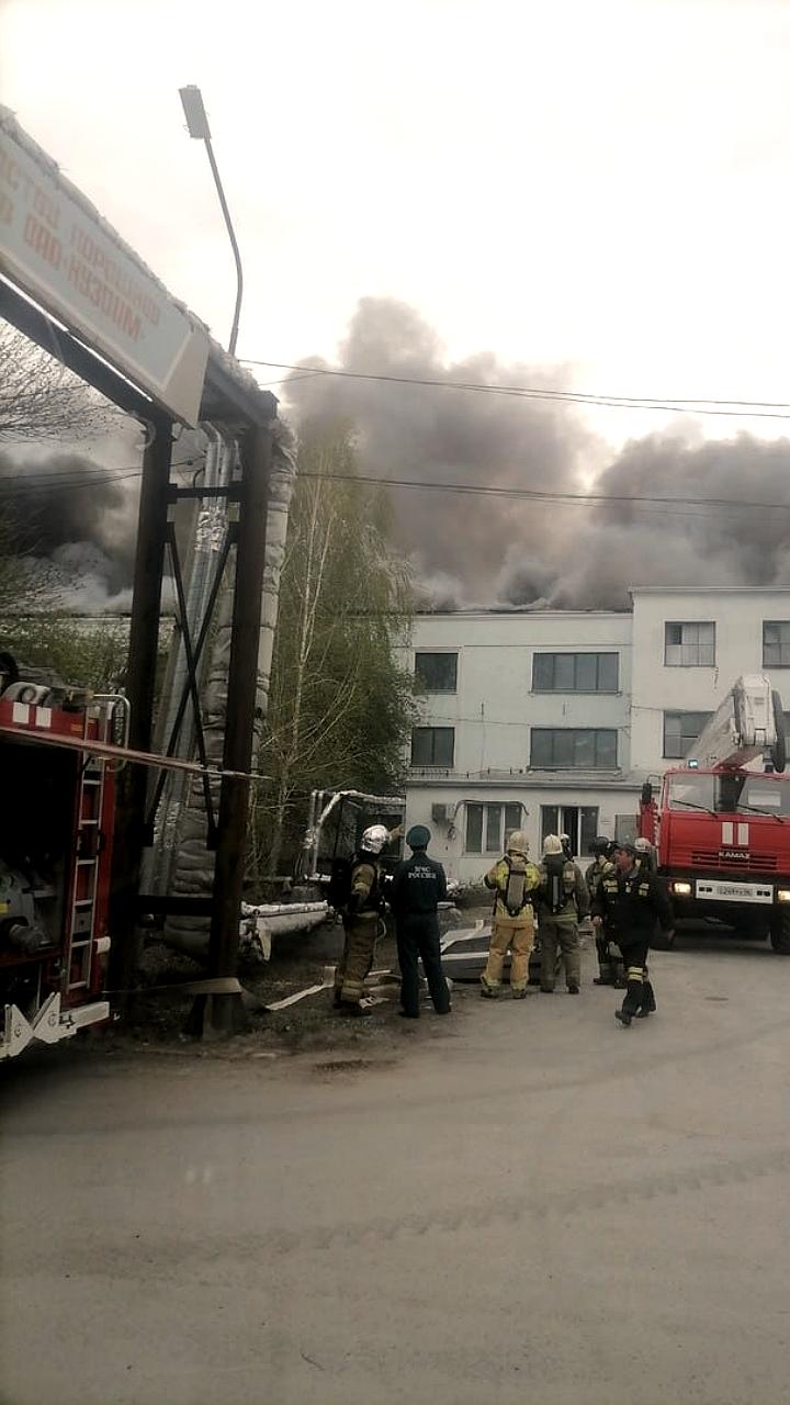 Пожар на заводе в Каменске-Уральском: крыша частично обрушилась, восемь человек эвакуированы