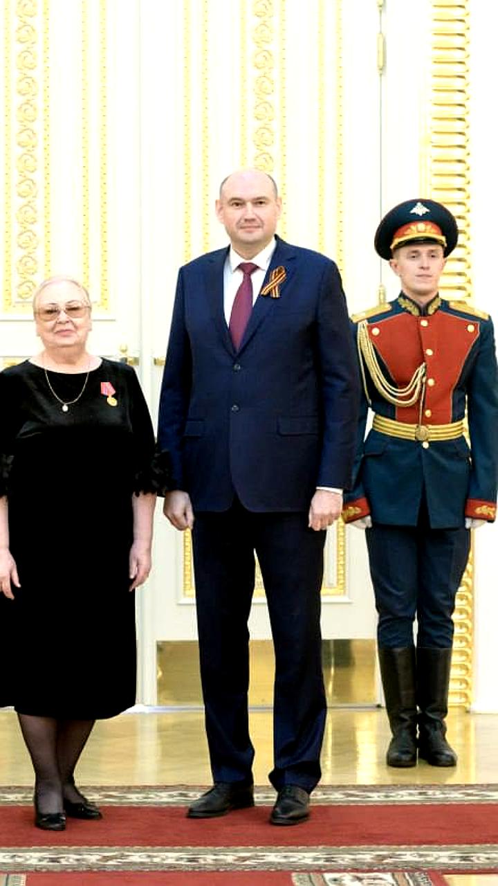 Евгений Солнцев вручил награды оренбуржцам за заслуги в культуре, семье и специальной военной операции