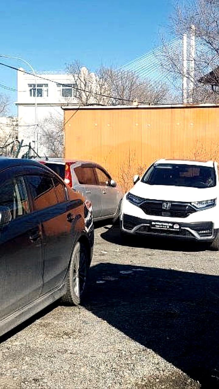 Подготовка к праздничному фейерверку: парковка на Корабельной Набережной освобождается от автомобилей