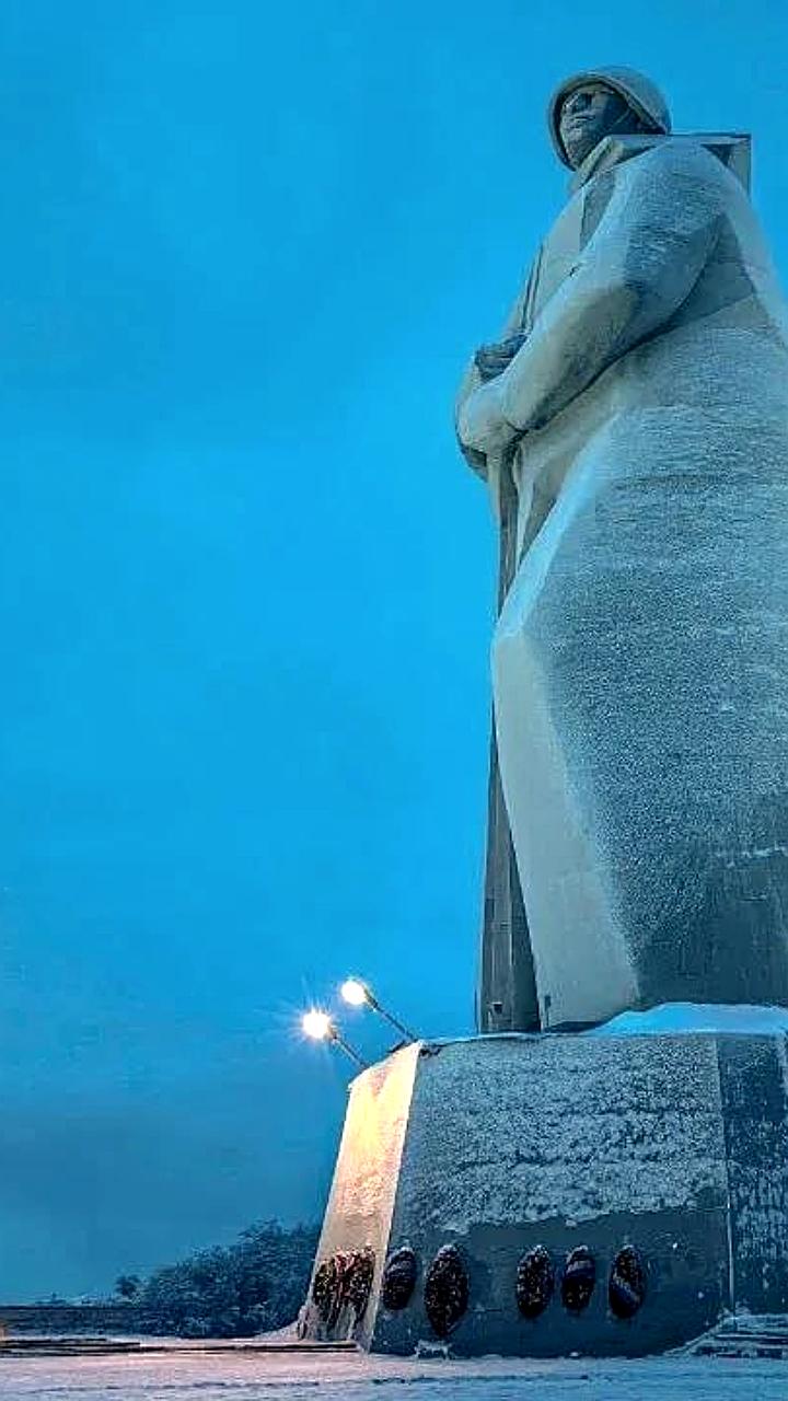Лукашенко наградил шесть городов Беларуси вымпелами за мужество во время войны