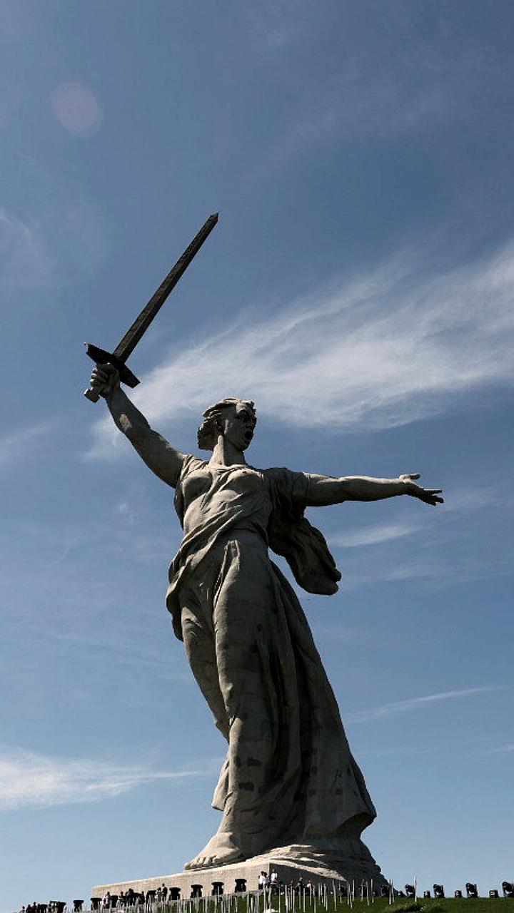Губернатор Бочаров и глава РЖД Белозёров почтили память на Мамаевом кургане
