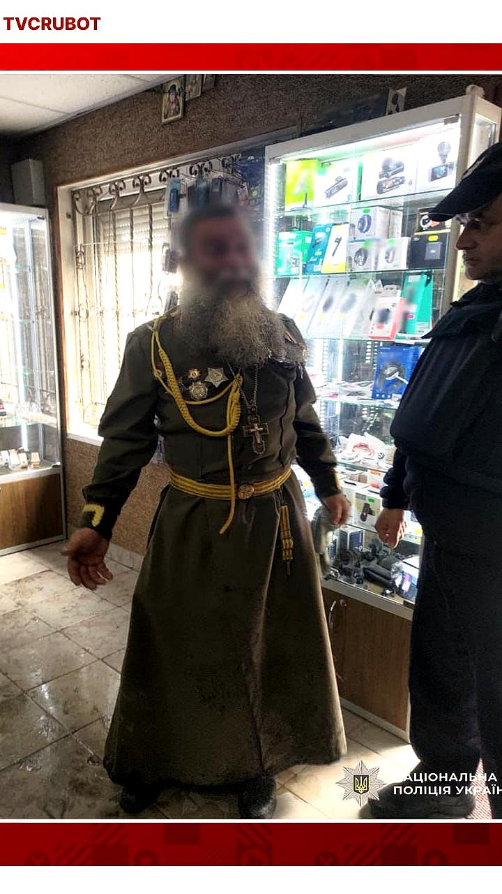 Священник на Украине задержан за ношение советской униформы и запрещенной символики