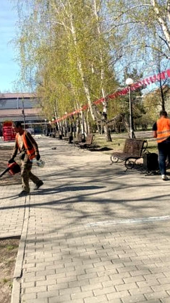 Рабочие продолжают уборку улиц Красноярска после праздников, несмотря на дождь