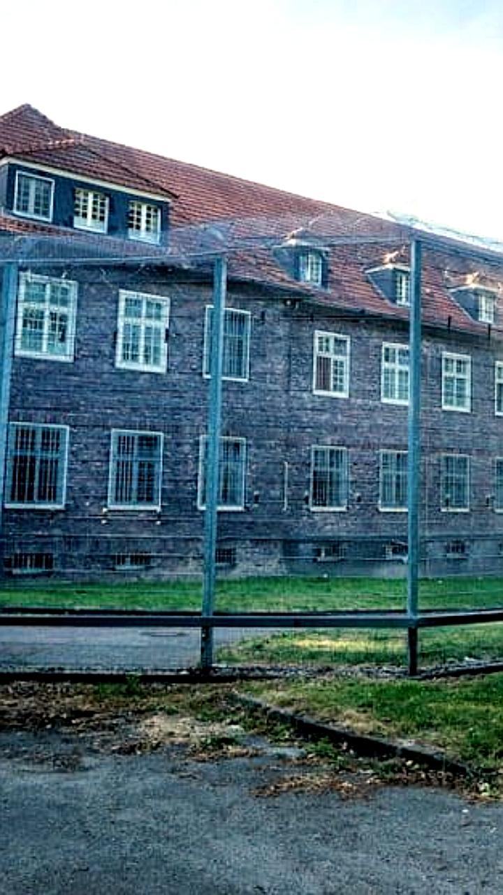 Бунт в психиатрической больнице Германии: заключенные поджигают мебель и строят баррикады