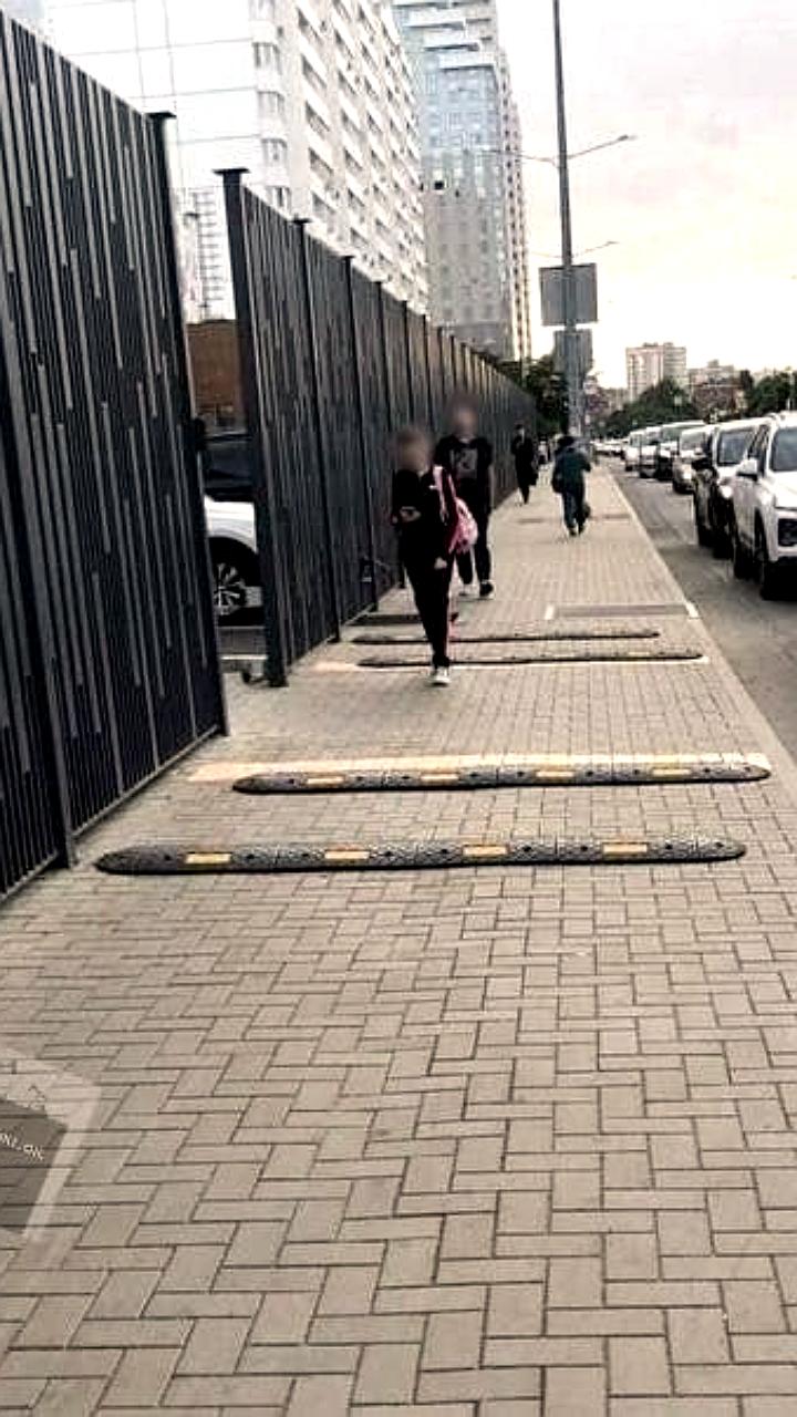 В Москве установлены лежачие полицейские для контроля скорости самокатов