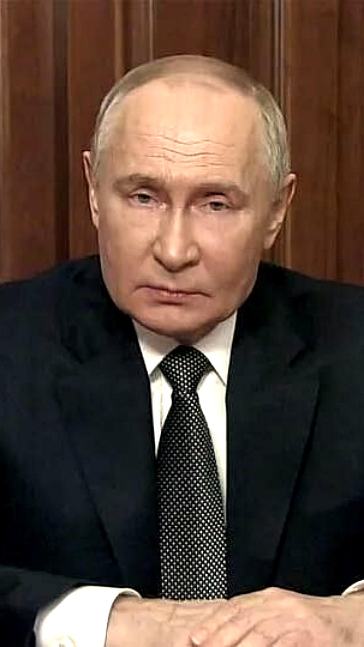 Владимир Путин отвечает на вопросы журналистов после Дня Победы