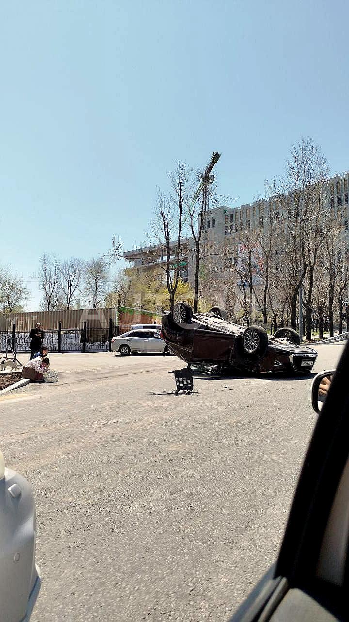Авария с перевернувшимся автомобилем в Владивостоке
