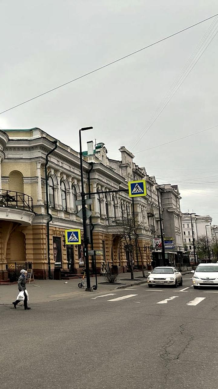 Демонтаж вывески «Детский мир» в Красноярске: начало реставрации исторического здания