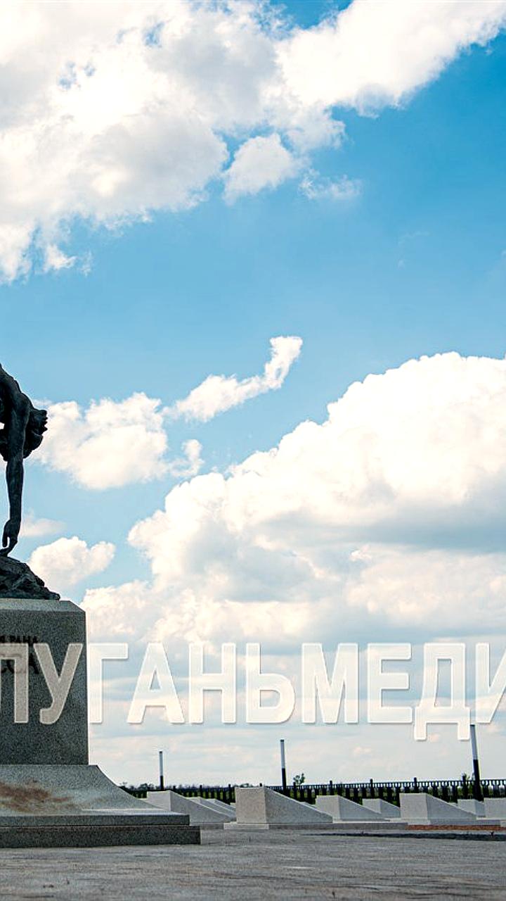 Торжественное возложение цветов к памятному знаку в ЛНР
