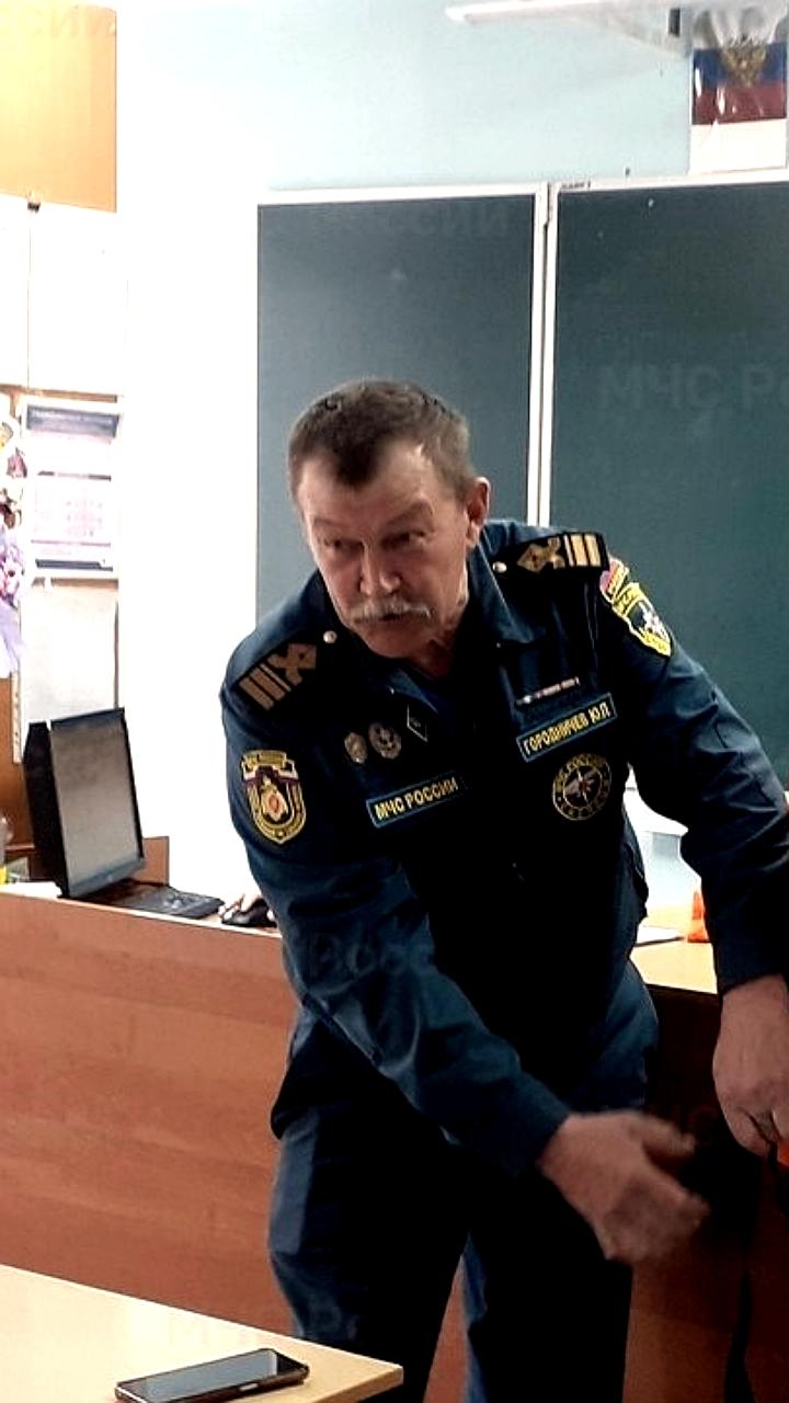 МЧС России обучает школьников правилам безопасности на водных объектах в Крыму и ЯНАО