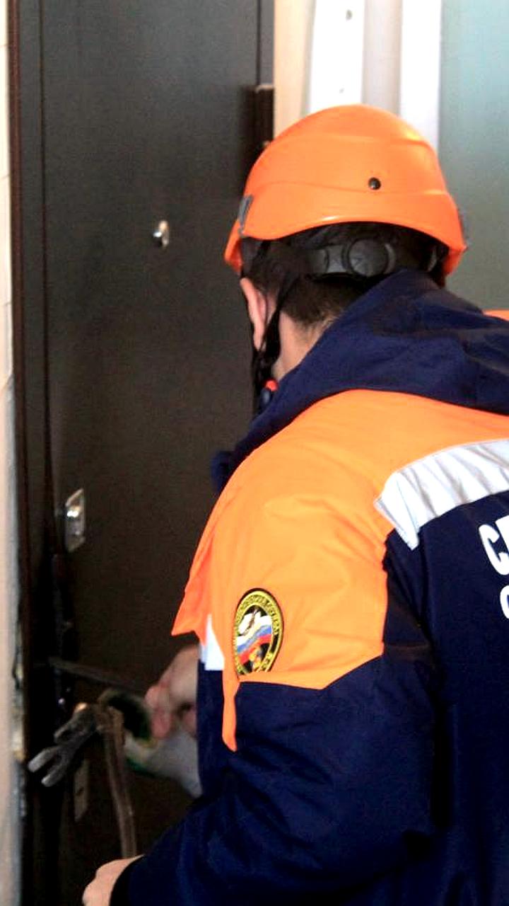 Спасатели помогли пенсионерам в столице, вскрыв двери для оказания медицинской помощи