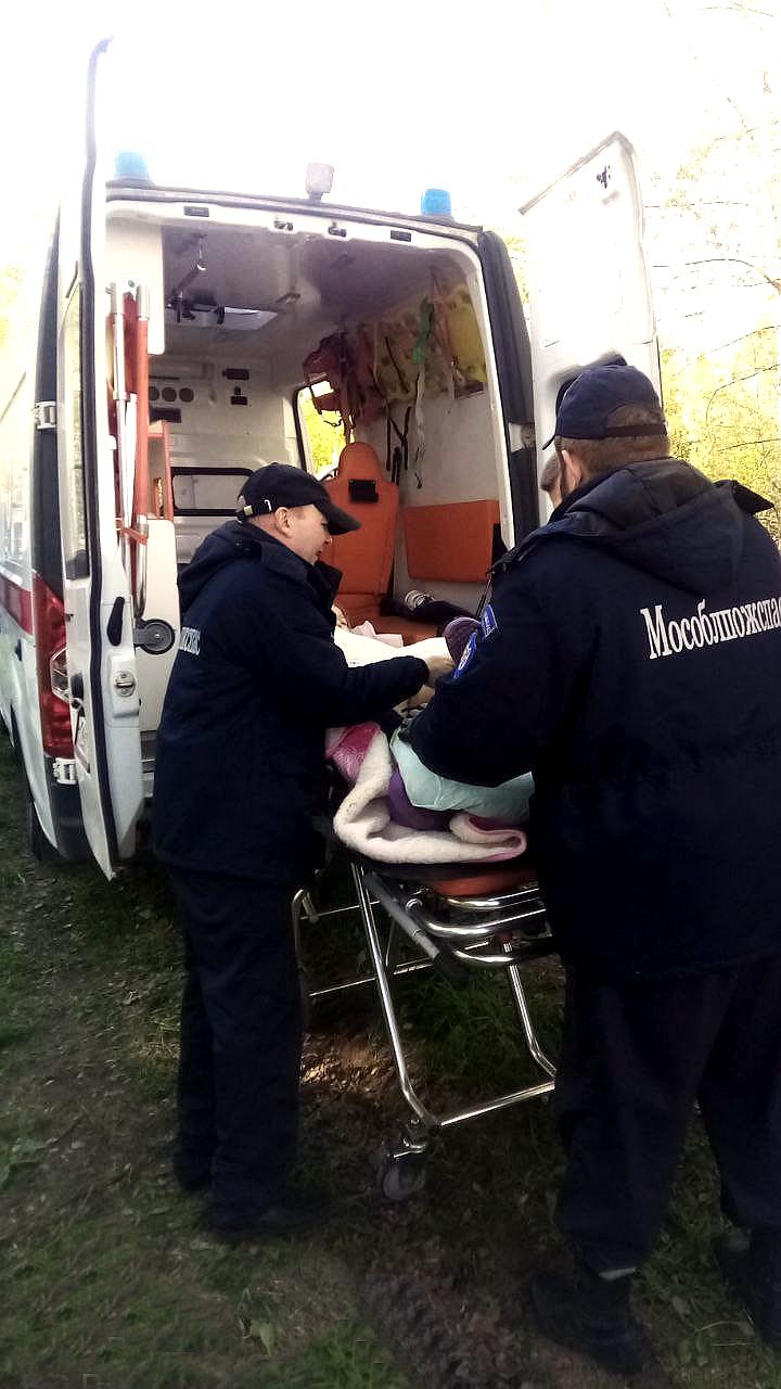 Спасатели оказали помощь 12-летней девочке, пострадавшей от садовых вил