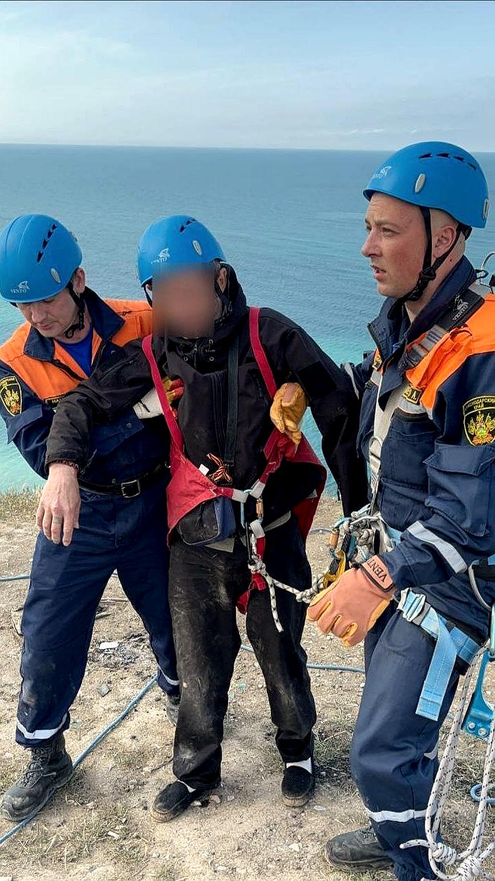 Спасатели эвакуировали мужчину, сорвавшегося с горного склона в Анапе