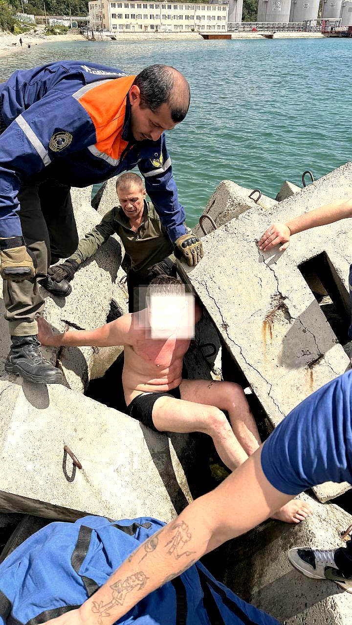 Спасатели освободили мужчину, застрявшего между бетонными блоками в Новороссийске