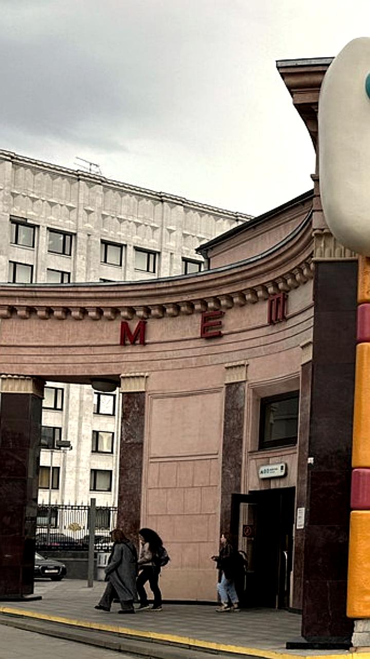 Павильон станции «Арбатская» оформлен в виде торта к 90-летию метро
