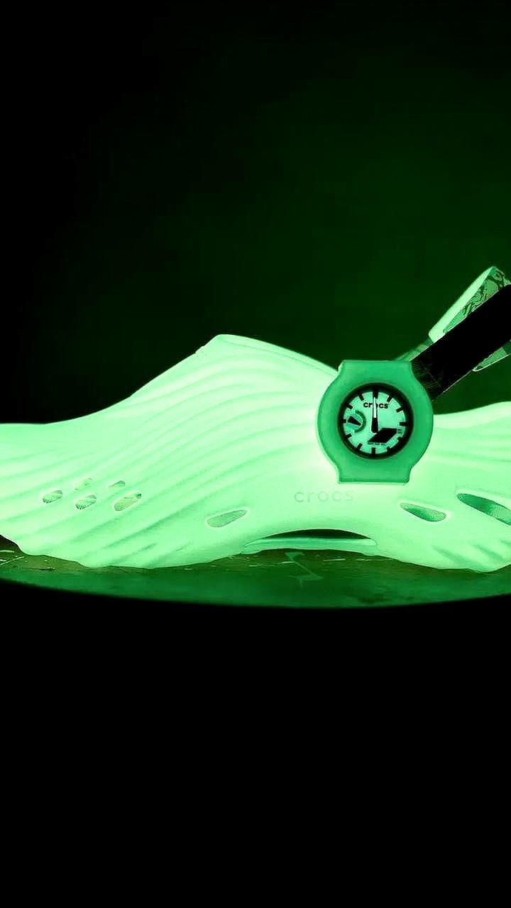 Crocs и G-Shock представили кроссовки Echo Wave с встроенными часами