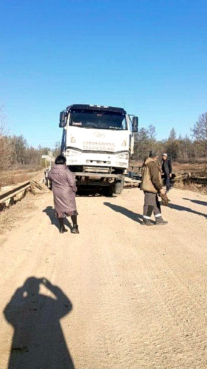 В Еравнинском районе Бурятии разрушен мост из-за большегруза