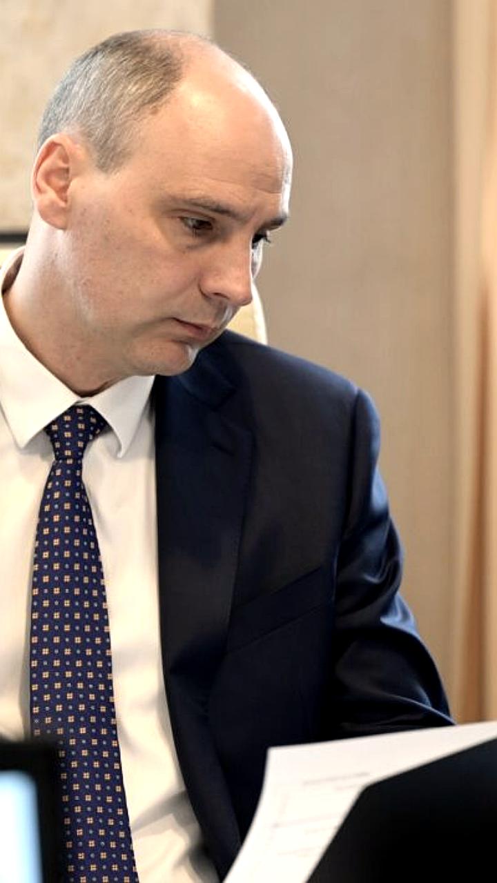 Студенты УрФУ подарили Денису Паслеру 'пятак' на удачу перед сессией