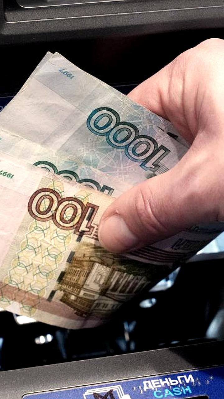 Ставки по вкладам в России продолжают падение, эксперты оценивают последствия