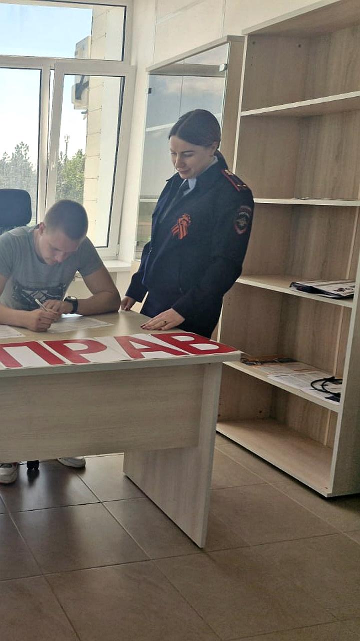 Акции Госавтоинспекции в Мариуполе и Тымовском: Студенты учат водителей ответственности